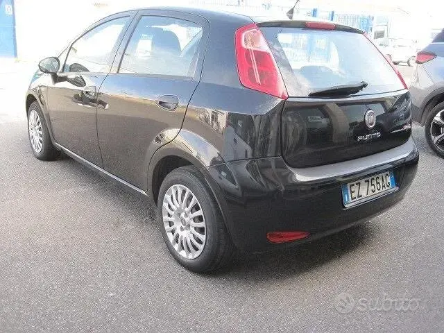 Usado Fiat Punto Street 75 CV (55 kW) 2015 Negro Utilitario