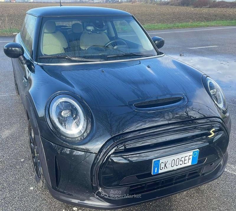Usata Mini Cooper SE 75 kW (102 CV) 2022 Midnight black metallic. Utilitaria
