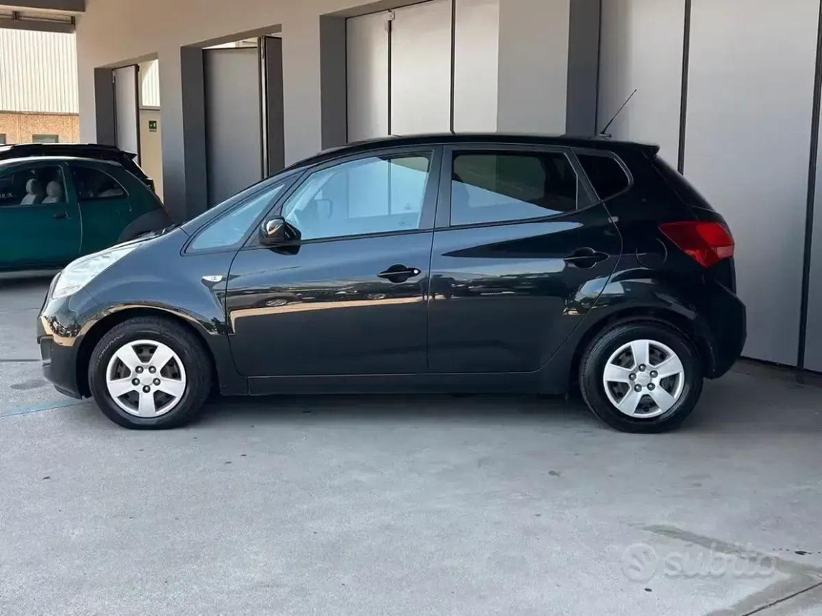 Usata Kia Venga 90 CV (66 kW) 2013 Nero Utilitaria