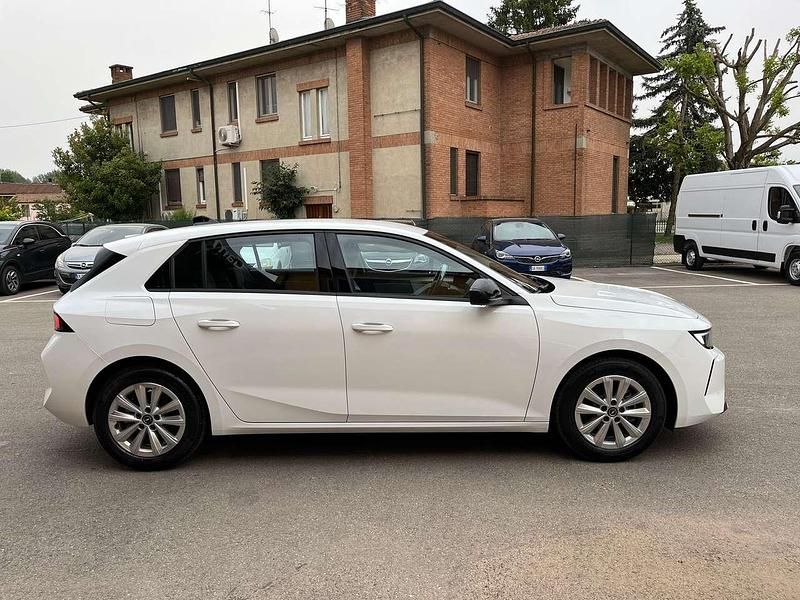 Usata Opel Astra Edition 110 CV (80 kW) 2024 Arktis white Berlina