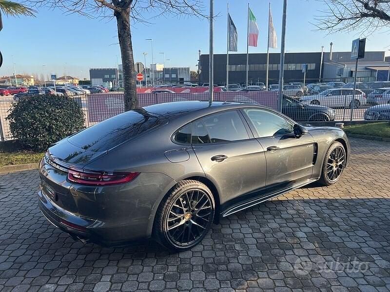 Usata Porsche Panamera 462 CV (339 kW) 2019 Grigio vulcano Berlina