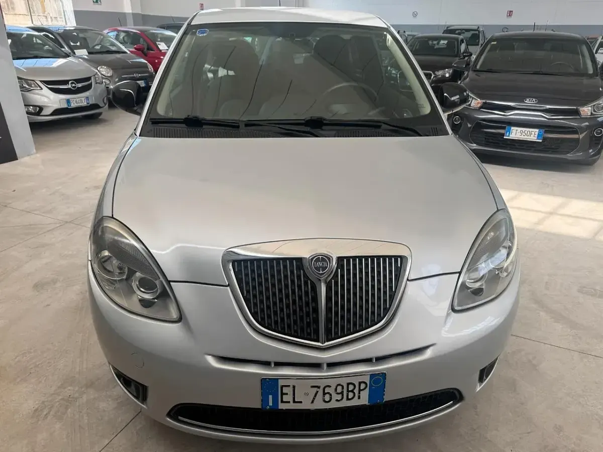 Usata Lancia Ypsilon 69 CV (50 kW) 2011 Argento Utilitaria