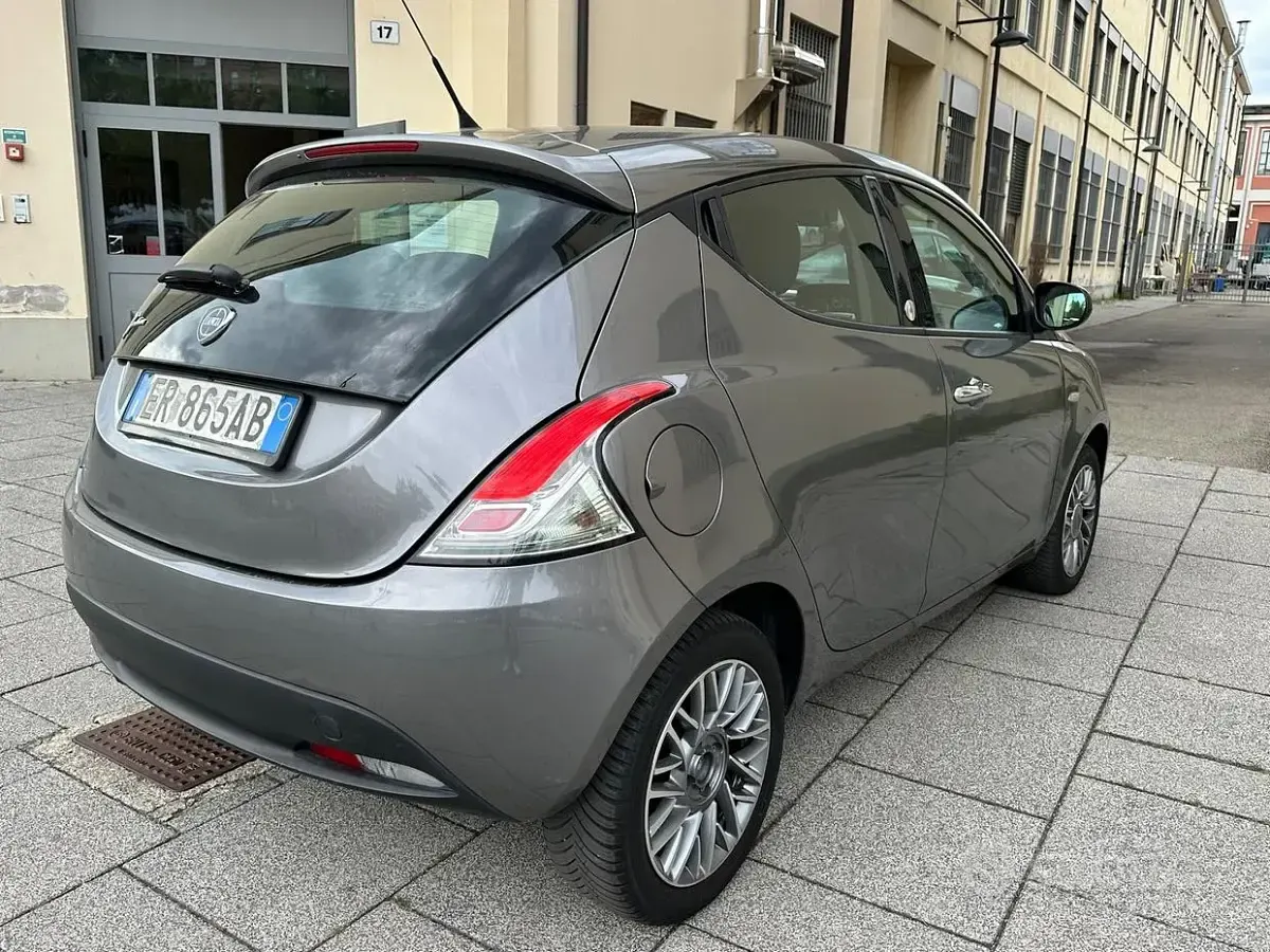 Usata Lancia Ypsilon Platinum 69 CV (50 kW) 2013 Grigio Utilitaria