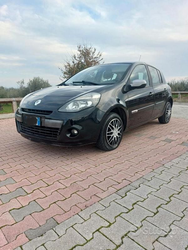 Nero Usata 2011 Renault Clio II Tre volumi | 3200 € (Ottimo prezzo) - Immagine 1/4