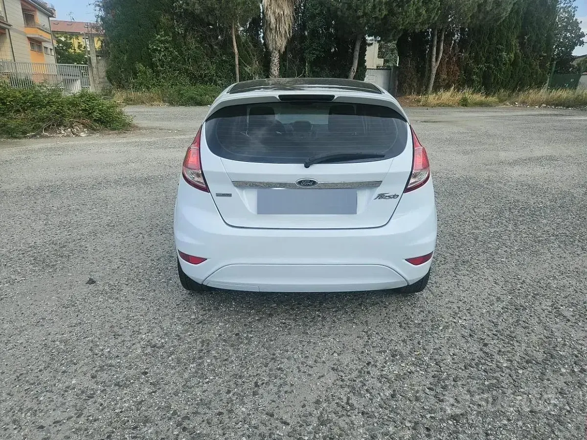 Usata Ford Fiesta 75 CV (55 kW) 2013 Berlina