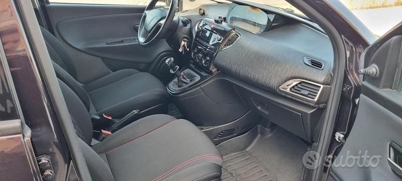 Usata Lancia Ypsilon 69 CV (50 kW) 2014 Nero Utilitaria