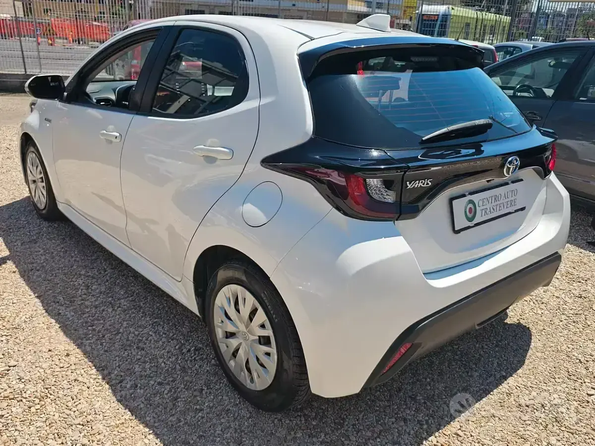 Usata Toyota Yaris Hybrid Business Edition 92 CV (67 kW) 2021 Bianco Berlina