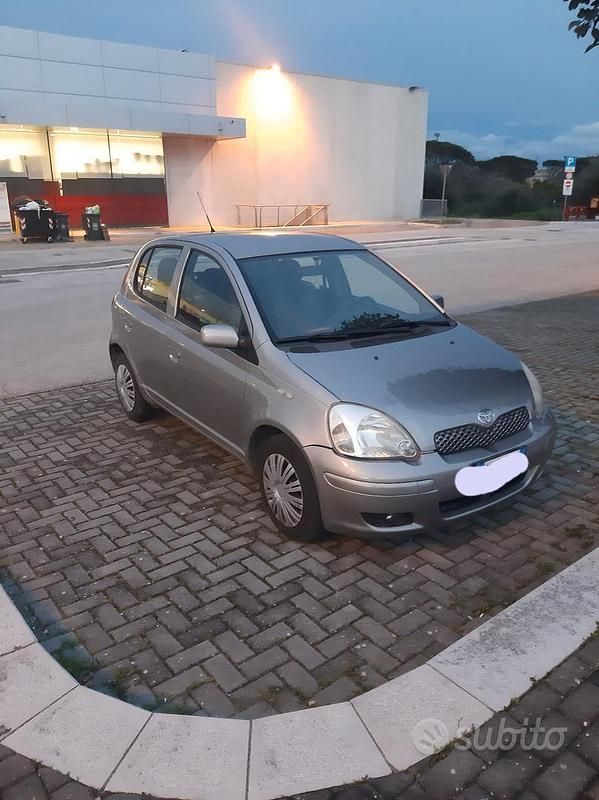 Usata Toyota Yaris 75 CV (55 kW) 2005 Grigio Berlina