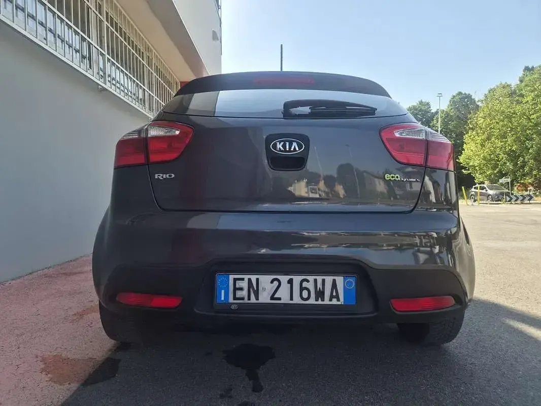Usata Kia Rio 75 CV (55 kW) 2012 Berlina