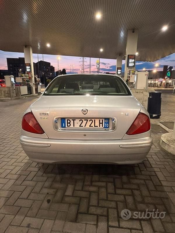 Usata Lancia Lybra 103 CV (75 kW) 2001 Grigio Berlina