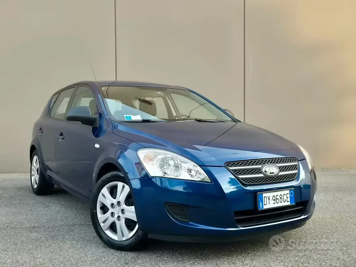 Usata Kia Ceed LX 109 CV (80 kW) 2009 Blu Utilitaria