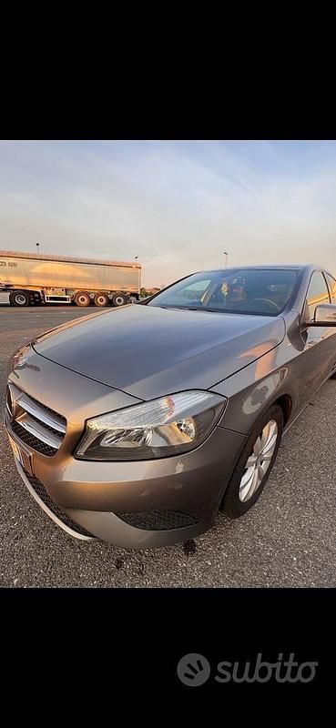 Usata Mercedes A180 109 CV (80 kW) 2013 Grigio Berlina