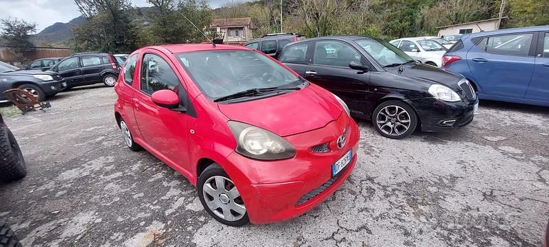 Usata Toyota Aygo Sol 54 CV (39 kW) 2006 Rosso Utilitaria