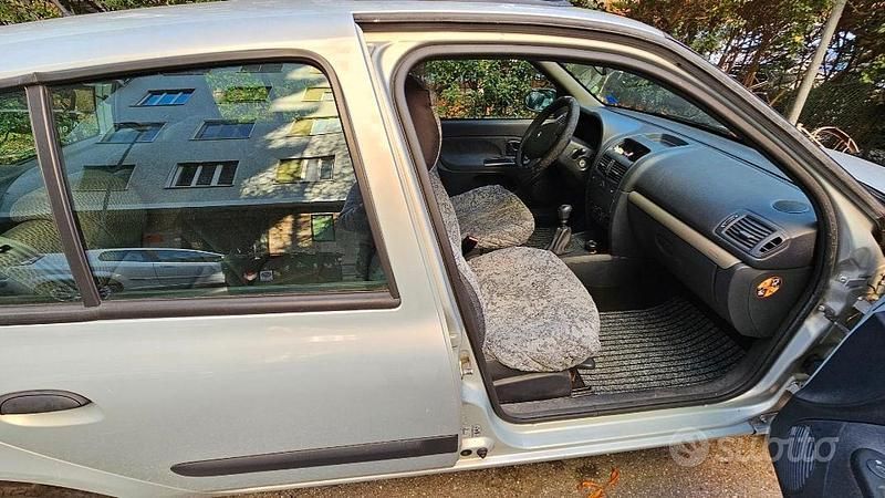 Usata Renault Clio II Authentique 58 CV (42 kW) 2004 Grigio Berlina