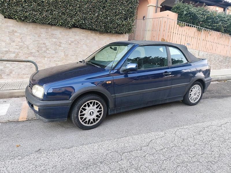 Usata VW Golf Cabriolet Sport 101 CV (74 kW) 1996 Blu Cabrio