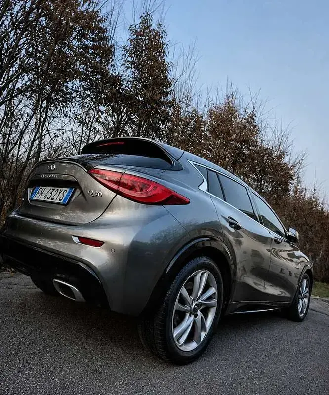 Usata Infiniti Q30 Premium 170 CV (125 kW) 2017 Argento Berlina