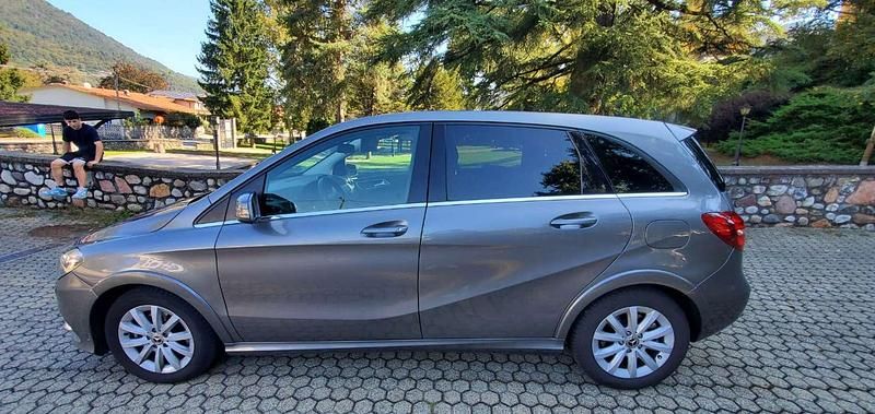 Usata Mercedes B200 156 CV (114 kW) 2015 Grigio Monovolume
