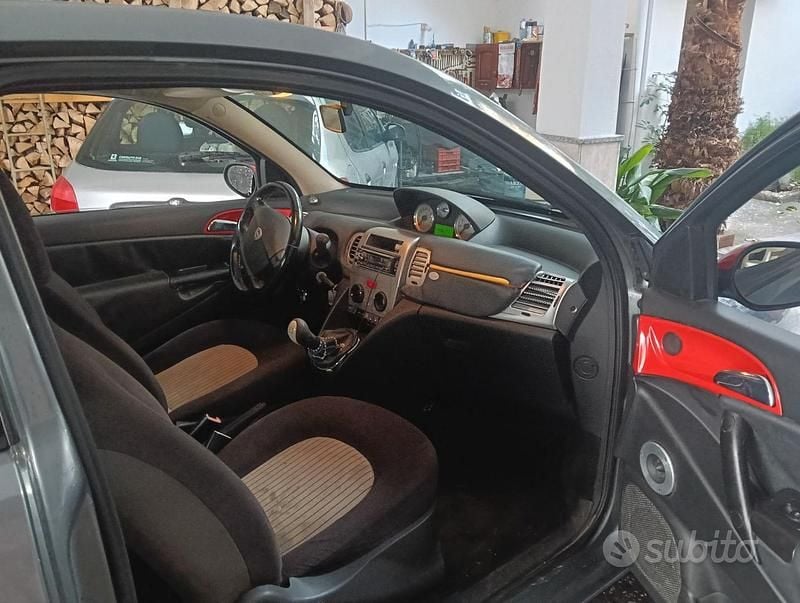 Usata Lancia Ypsilon 75 CV (55 kW) 2009 Grigio Utilitaria