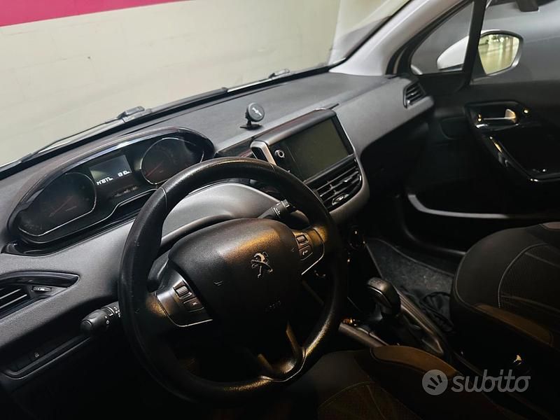 Usata Peugeot 208 68 CV (50 kW) 2014 Bianco Utilitaria