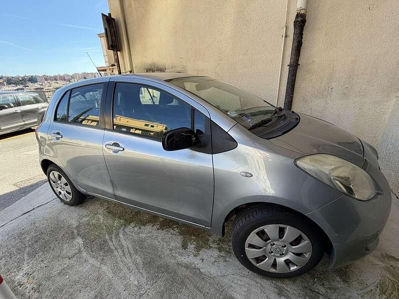 Usata Toyota Yaris Sol 69 CV (50 kW) 2006 Argento Berlina