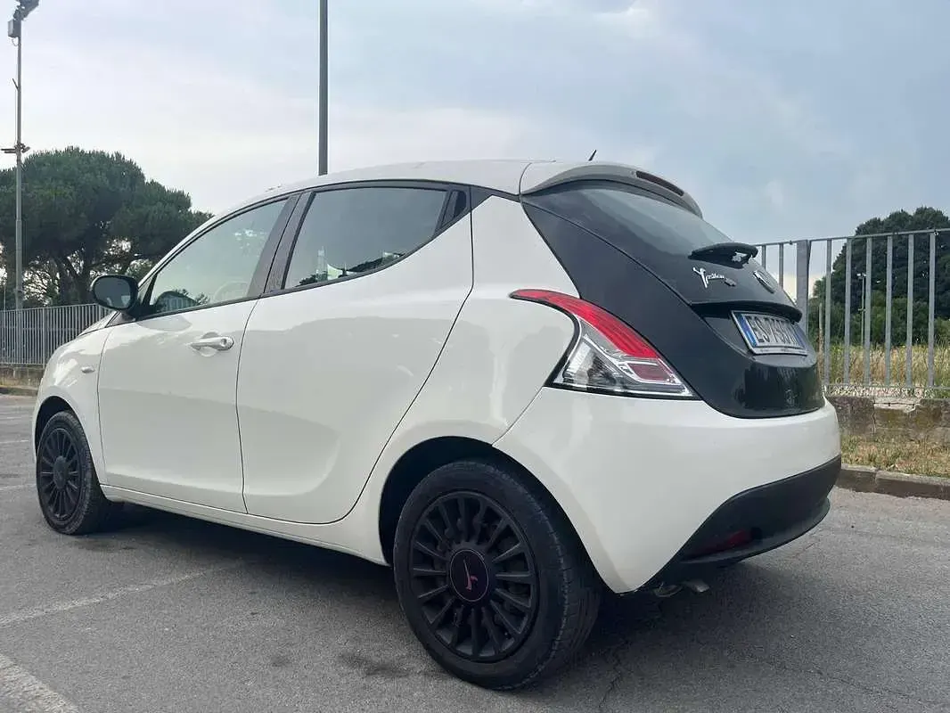 Usata Lancia Ypsilon 69 CV (50 kW) 2013 Bianco Utilitaria