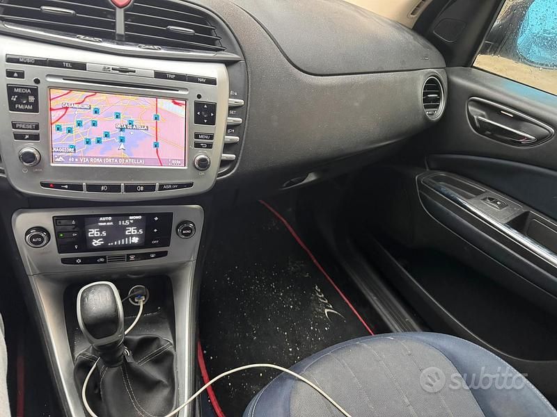 Usata Lancia Delta 120 CV (88 kW) 2012 Grigio Utilitaria