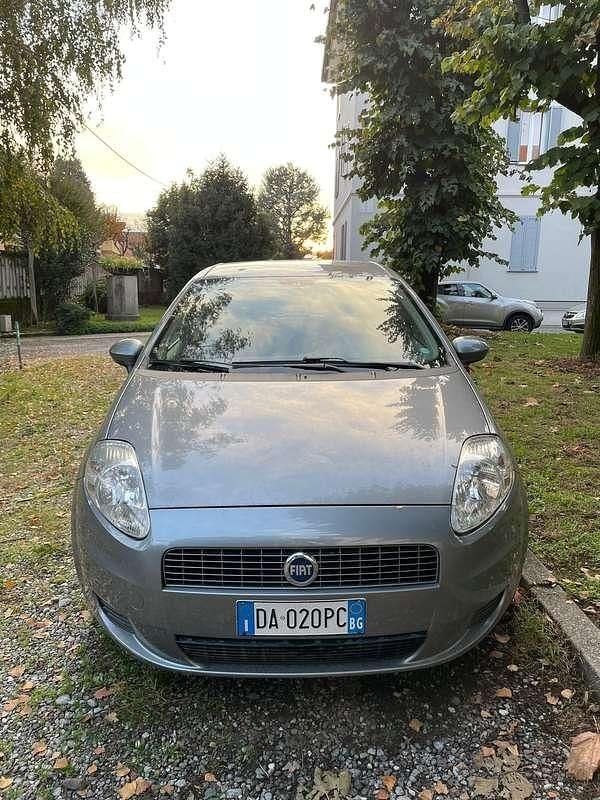Usata 2006 Fiat Grande Punto Dynamic Due volumi | 3500 € (Cara) - Immagine 1/4