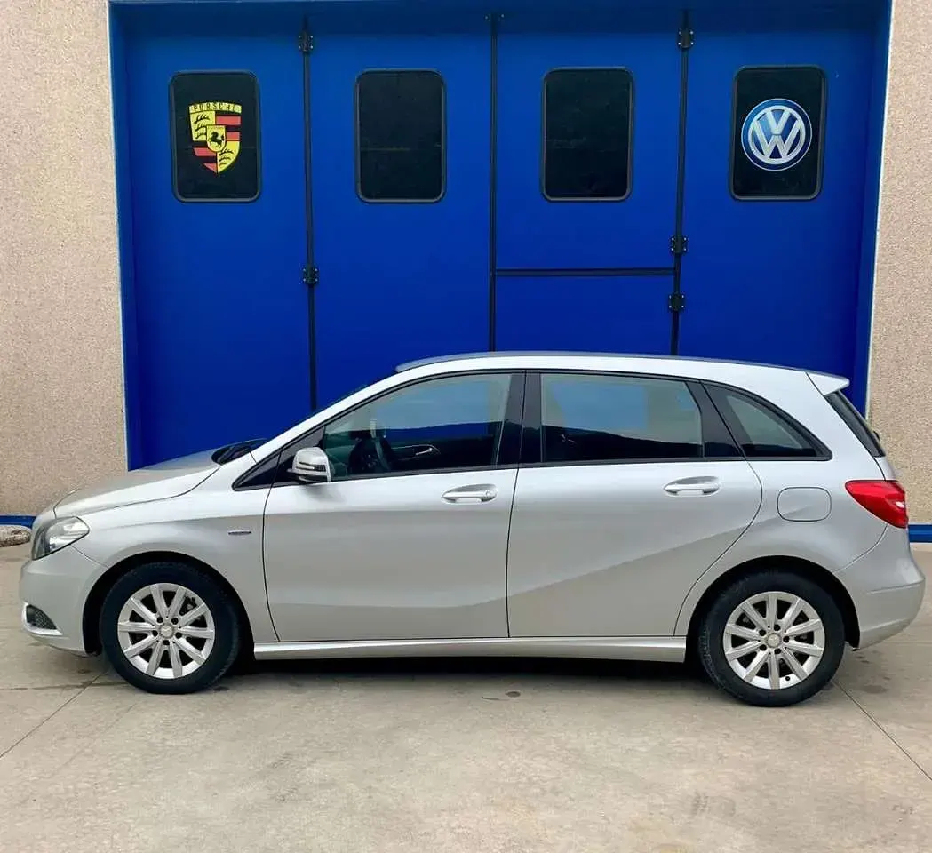 Usata Mercedes B180 Executive 109 CV (80 kW) 2014 Argento metallizzato Utilitaria