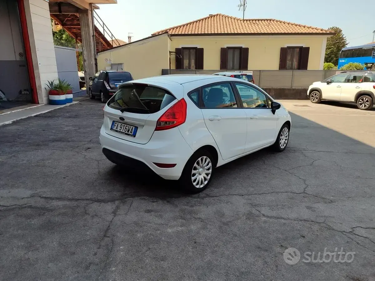 Usata Ford Fiesta 68 CV (50 kW) 2010 Bianco Berlina