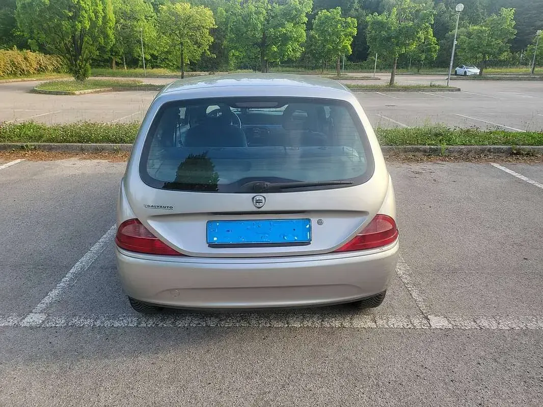 Usata Lancia 2000 60 CV (44 kW) 2001 Argento Berlina