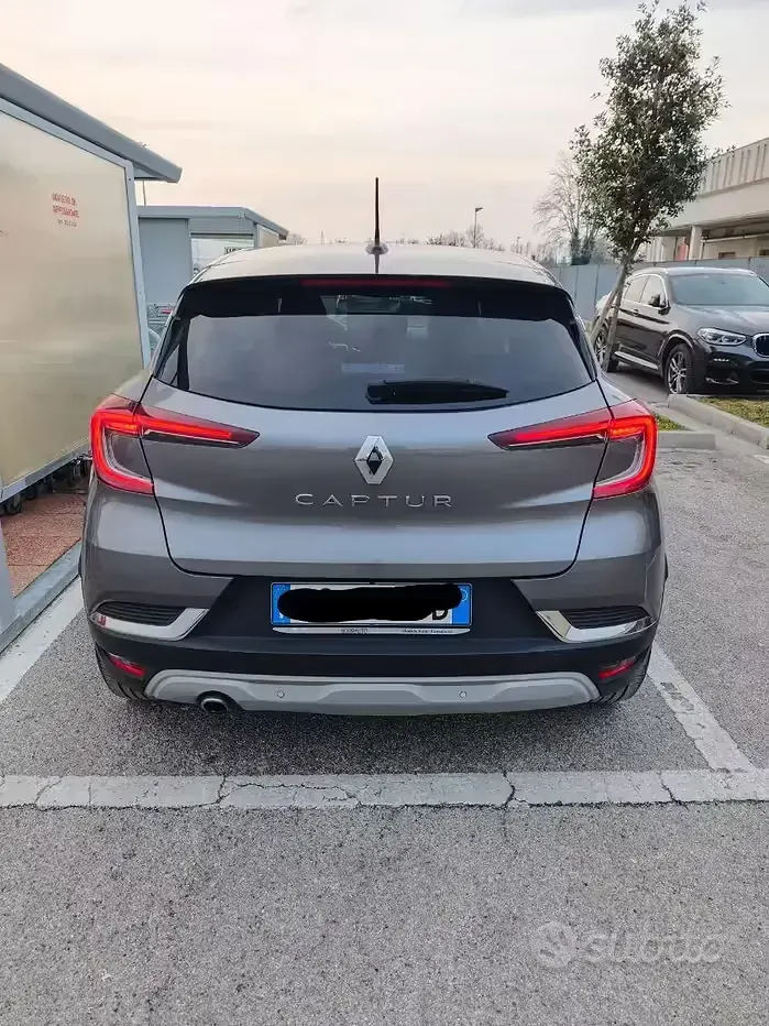 Usata Renault Captur 101 CV (74 kW) 2020 Grigio SUV