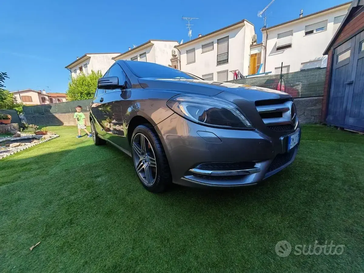 Usata Mercedes B180 Premium 122 CV (89 kW) 2012 Grigio Utilitaria