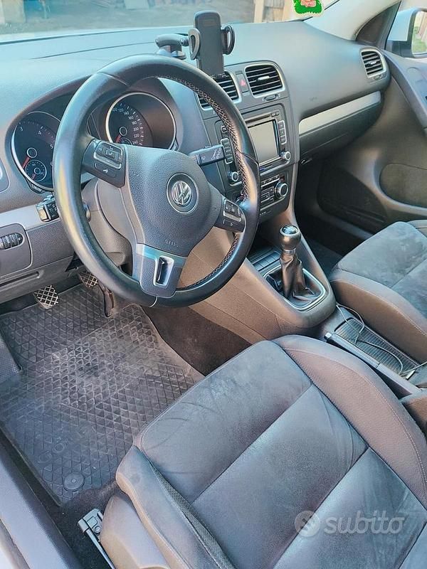 Usata VW Golf VI 105 CV (77 kW) 2010 Bianco Utilitaria
