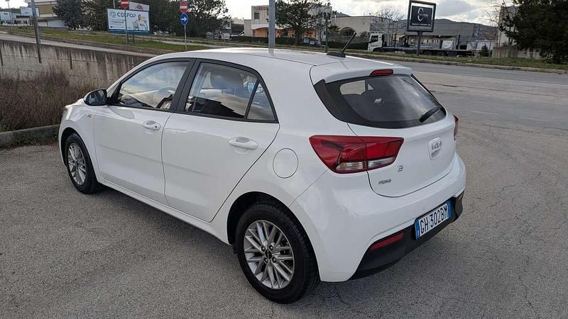 Usata Kia Rio Comfort 101 CV (74 kW) 2022 Berlina