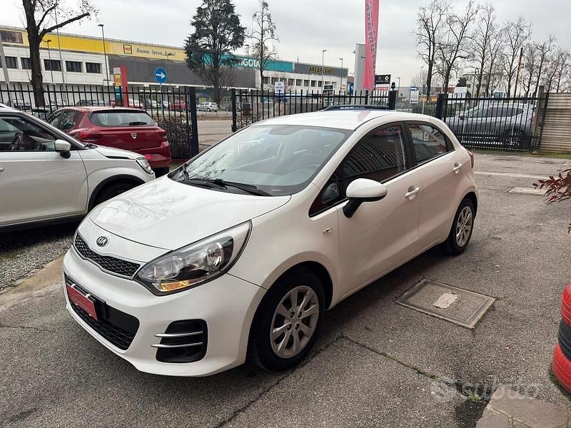 Usata Kia Rio Active 75 CV (55 kW) 2015 Bianco Berlina