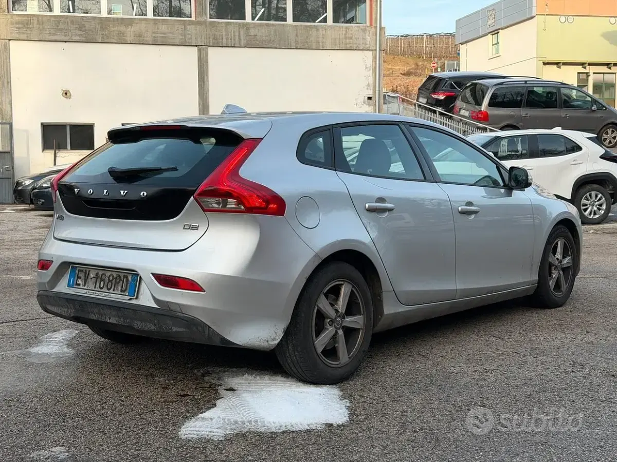 Usado Volvo V40 Kinetic 115 CV (84 kW) 2014 Gris Berlina