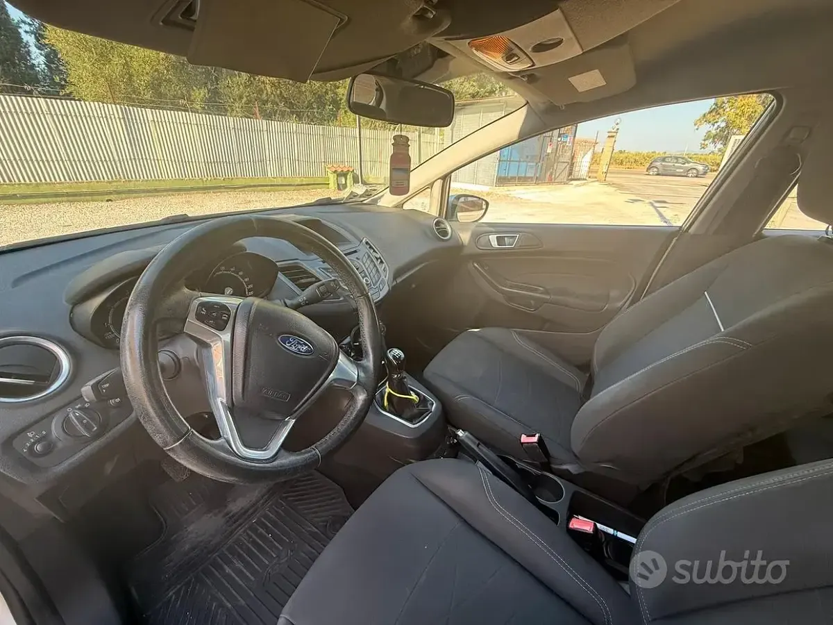 Usata Ford Fiesta 75 CV (55 kW) 2013 Grigio Berlina