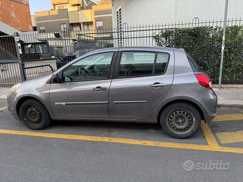 Usata Renault Clio II 48 CV (35 kW) 2010 Grigio Utilitaria