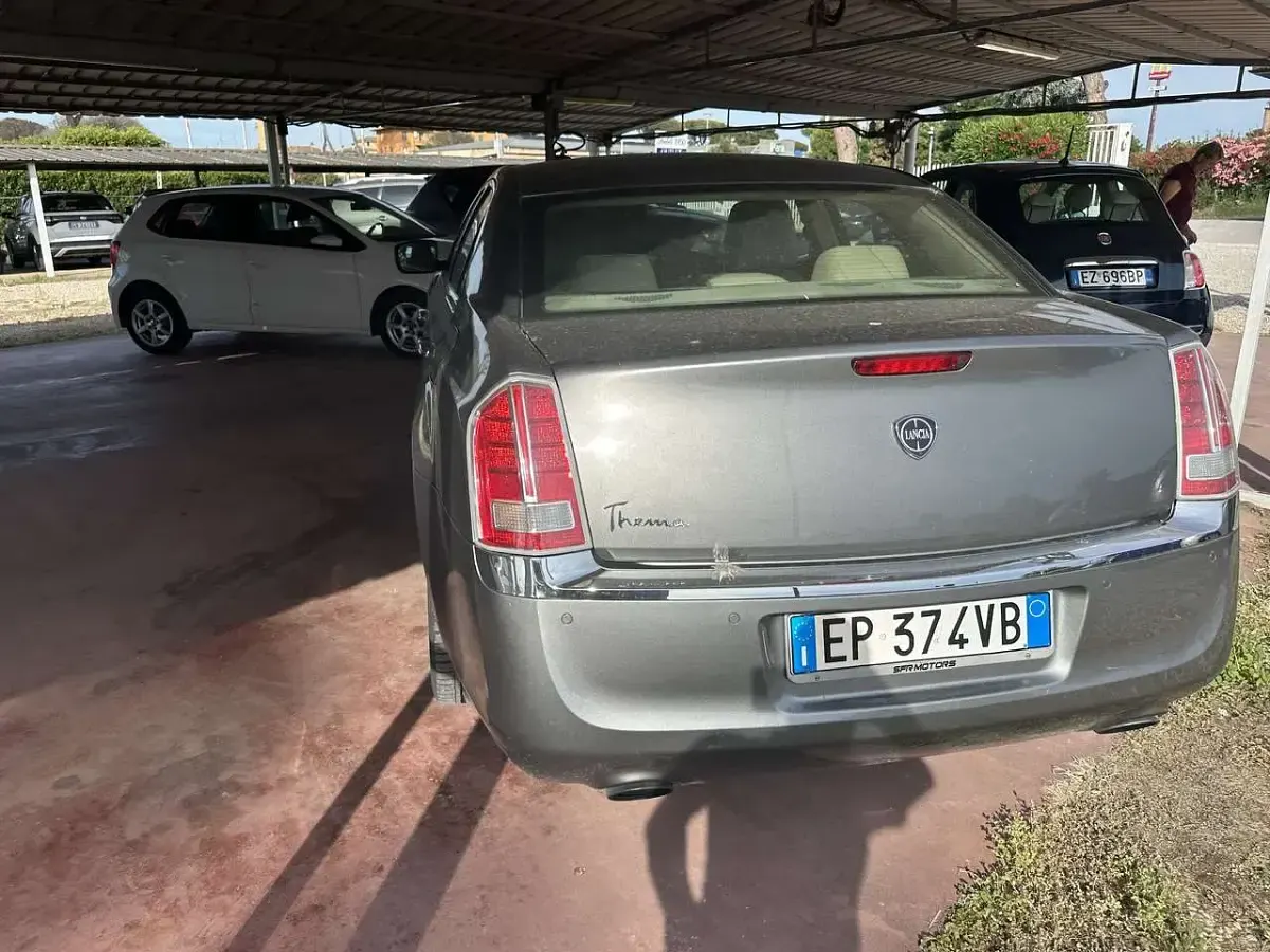 Usata Lancia Thema Gold 190 CV (139 kW) 2013 Grigio Berlina