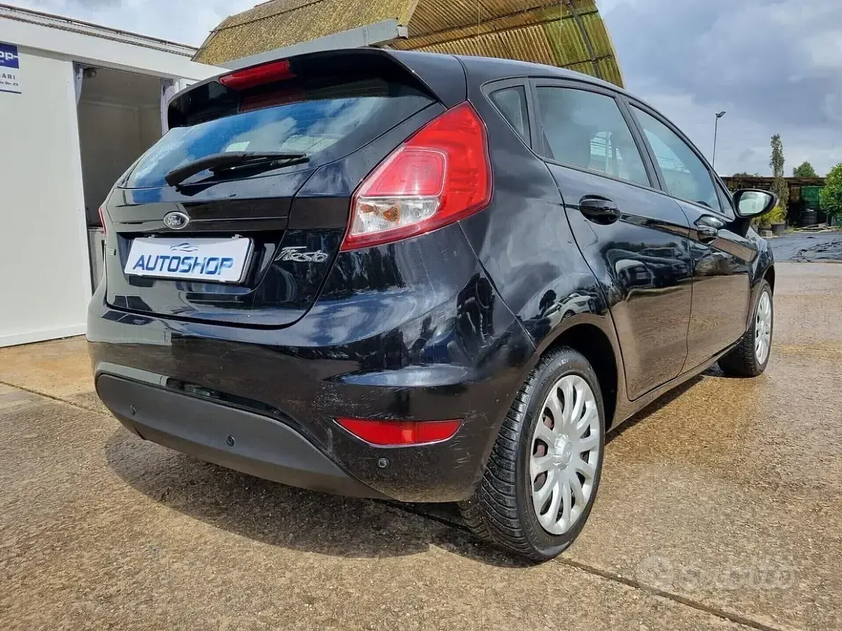 Usata Ford Fiesta 75 CV (55 kW) 2013 Nero Berlina