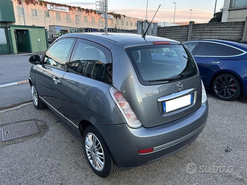 Usata Lancia Ypsilon 69 CV (50 kW) 2011 Grigio Utilitaria