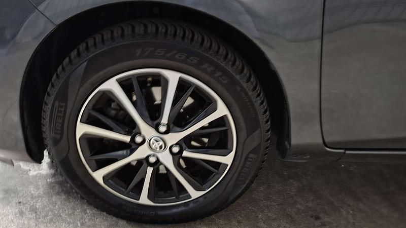 Usata Toyota Yaris Hybrid Active 75 CV (55 kW) 2015 Grigio Berlina