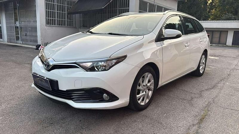 Usata Toyota Auris Hybrid Active 99 CV (72 kW) 2017 Bianco Station wagon