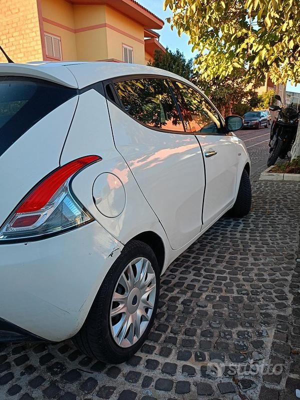 Usata Lancia Ypsilon 60 CV (44 kW) 2012 Bianco Utilitaria
