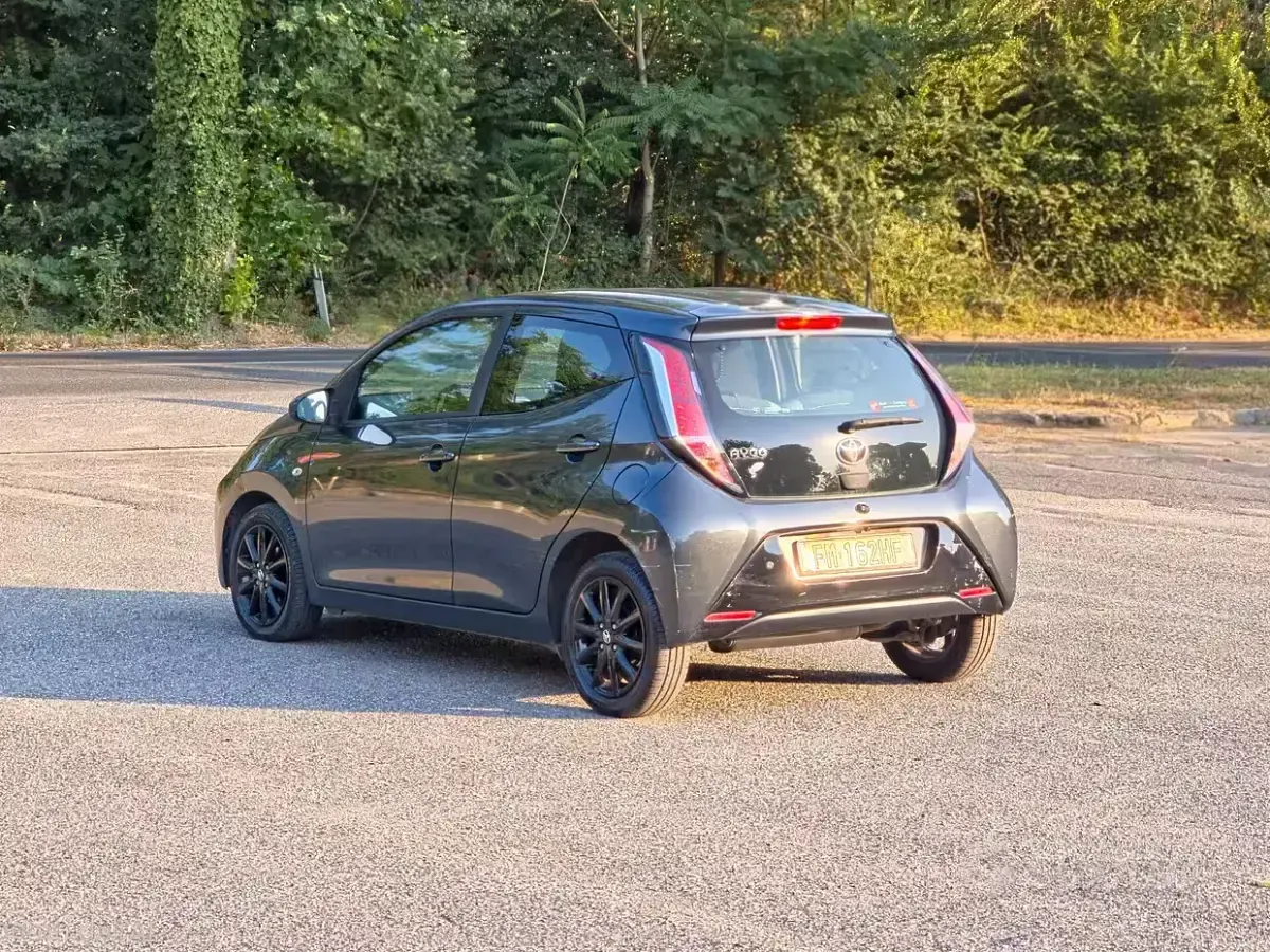 Usata Toyota Aygo X-play 69 CV (50 kW) 2017 Grigio Utilitaria