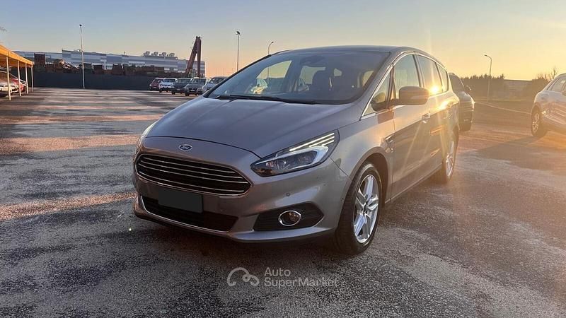 Begagnad Ford S-MAX Titanium 179 HK (131 kW) 2015 Grå Minibuss