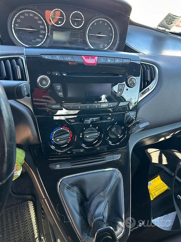 Usata Lancia Ypsilon 80 CV (58 kW) 2016 Grigio Utilitaria