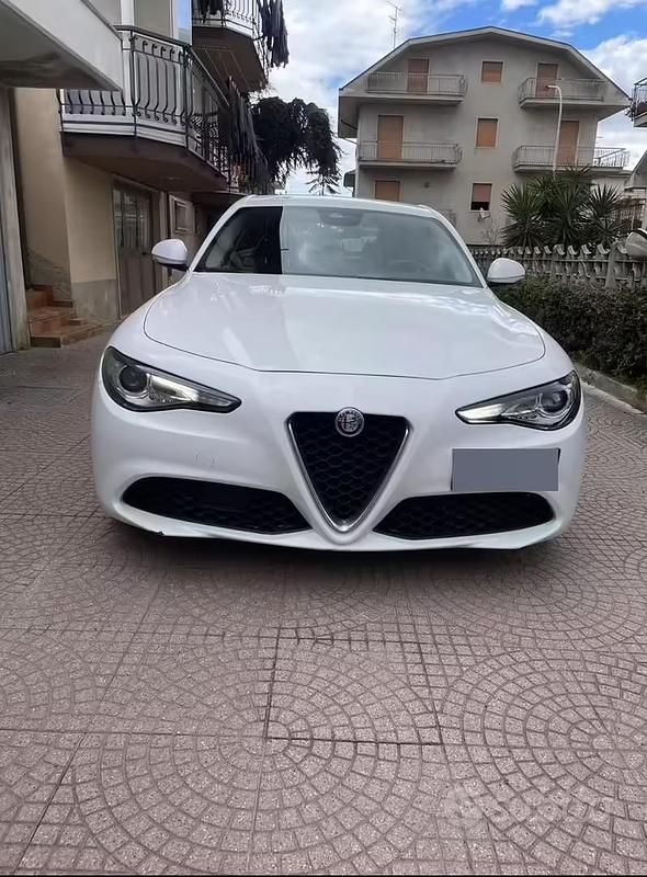 Usata Alfa Romeo Giulia 150 CV (110 kW) 2017 Bianco Berlina