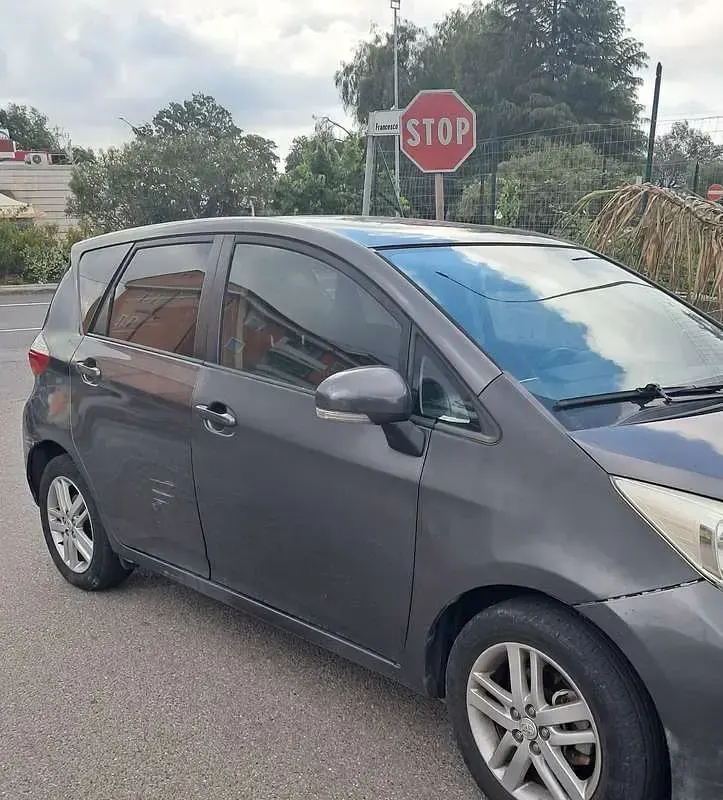 Usata Toyota Verso-S Active 99 CV (72 kW) 2012 Grigio Monovolume