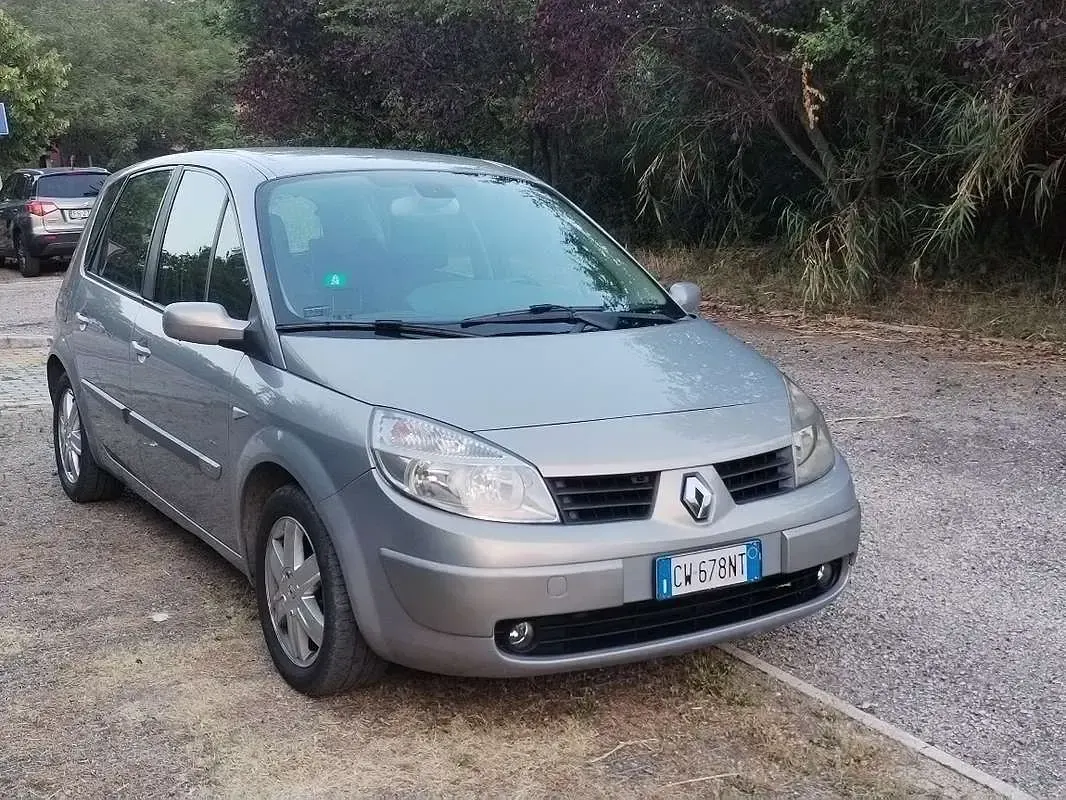 Usata Renault Scénic II Dynamique 106 CV (77 kW) 2005 Grigio Monovolume